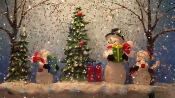 Bola Navidad Con Nieve Muñeco Nieve Con Regalo Fondo Abeto — Vídeos de Stock