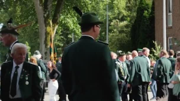 독일이요 푸르스트나우 헌터의 사냥꾼의 유니폼과 미소에 — 비디오