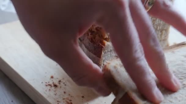Домашній Хліб Суриха Жінка Ріже Свіжий Хліб Обробній Дошці Випічка — стокове відео