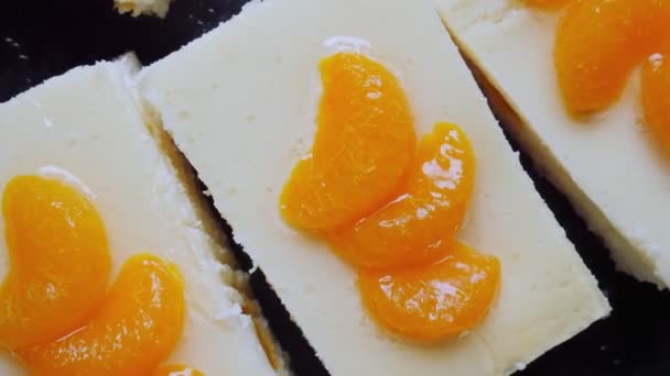 Frischer Mandarinenkuchen Thor Stücke Geschnitten — Stockvideo
