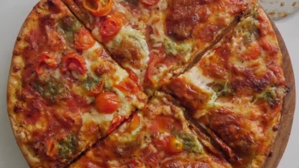 Pizza Drewnianej Desce Widok Góry Facet Bierze Kawałek Pizzy — Wideo stockowe
