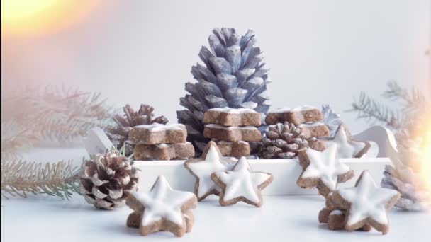 Lebkuchen Weihnachten Kerzen Tannenzweige — Stockvideo
