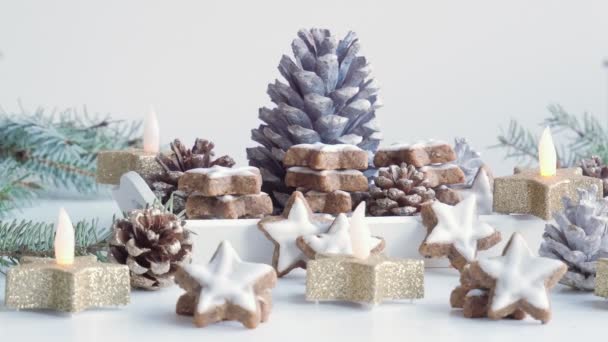 Weihnachten Lebkuchen Kerzen Tannenzweige Weihnachtsdekoration — Stockvideo