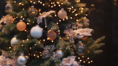 Tatil sezonu için süslenmiş bir Noel ağacı.