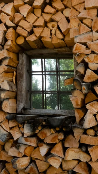 Bois Chauffage Pile Grumes Encadrant Une Maison Rustique Bois Fenêtre — Photo