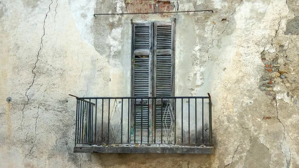Żelazny Balkon Fasadzie Zrujnowanego Starego Opuszczonego Budynku — Zdjęcie stockowe
