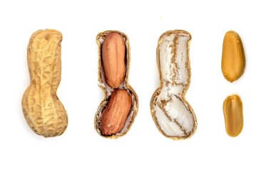 Parçalanmış fıstık tohumu beyaz arka planda izole edilmiş.