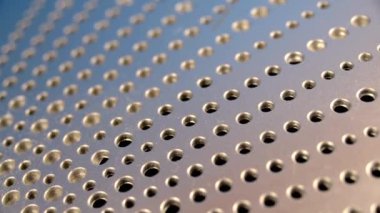 Metalik delinmiş plakanın arkaplanı taşınıyor