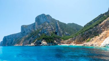 Cala Goloritze - Brunei - Nuoro - Sardinia - İtalya Kristal berrak su denizinden yükselen kumlu plaj ve kaya zirveleri