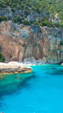 Cala Mariolu - Baunei - Nuoro - Sardinia İtalya - Pembe Granitin Rocky kıyıları kristal berrak sulara açılıyor
