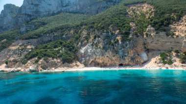 Denizden alınan Orosei kıyıları - Baunei - Nuoro - Sardinya - İtalya - Mağara ve plajların deniz manzarası