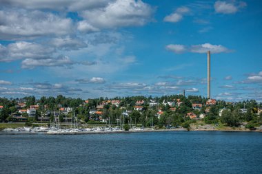 İsveç, Stockholm - 17 Temmuz 2022 Lidingo adasında Kappala. Bonver Girişimcilik, mavi bulutlar altında kompleks inşa ediyor. Bacalı Kppalaforbundet su arıtma tesisi