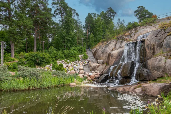 Finlandia Kotka Lipca 2022 Park Jezioro Sopokanlahti Podstawa Wodospadu Pokazuje — Zdjęcie stockowe