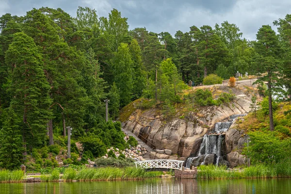 Finlandia Kotka Lipca 2022 Park Jezioro Sopokanlahti Widok Boku Wodospad — Zdjęcie stockowe