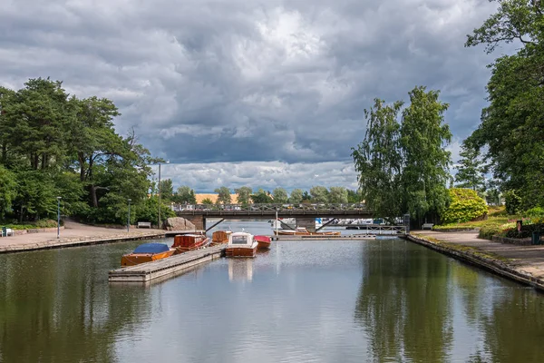 芬兰Kotka 2022年7月18日 Sopokanlahti公园和湖泊 在梅里尼门铁桥两侧绿叶的深蓝色云彩景观下 可以到达航道上的港口 船只增加了色彩 — 图库照片