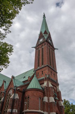 Finlandiya, Kotka - 18 Temmuz 2022: Kotka-Kymin Kilisesi veya Seurakuntayhatym. Meleklerle süslenmiş altın-gümüş orgun merkezi bölümü ve daha fazlası.