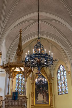 Finlandiya, Kotka - 18 Temmuz 2022: Kotka-Kymin Kilisesi veya Seurakuntayhatym. Meleklerle süslenmiş altın-gümüş orgun merkezi bölümü ve daha fazlası.