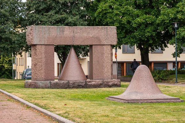Φινλανδία Kotka Ιουλίου 2022 Γεωμετρικά Μαρμάρινα Αγάλματα Καταπράσινο Γκαζόν Έξω — Φωτογραφία Αρχείου