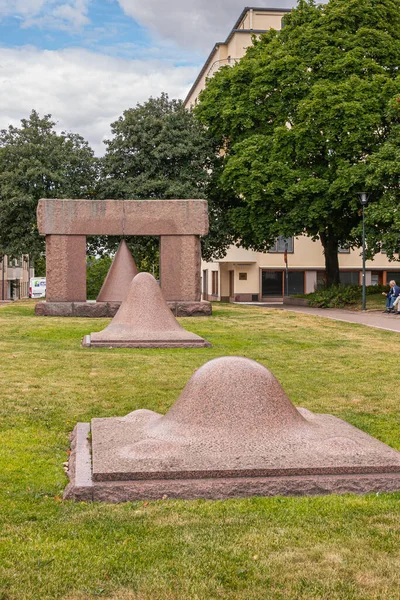 Finlandia Kotka Julio 2022 Estatuas Geométricas Mármol Situadas Césped Verde —  Fotos de Stock