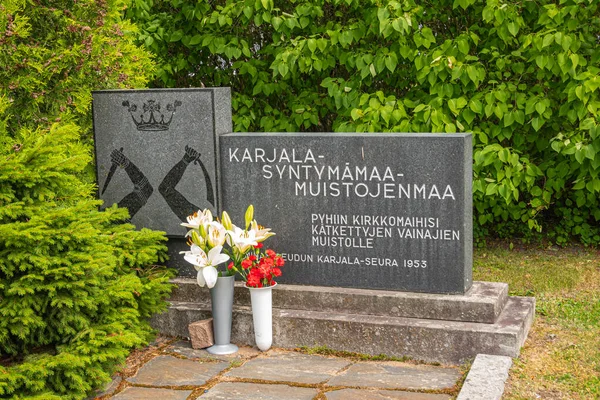 Hamina 2022年7月18日 纪念卡累利阿战争英雄协会纪念碑 位于圣约翰教堂附近的墓地 Johanneksen Kirkko 绿叶为背景 — 图库照片