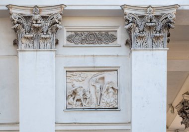 Helsinki, Finlandiya - 19 Temmuz 2022: Roma askeri, meleği ve İsa 'nın dirilişinin yer aldığı Katedralin NE' nin dış köşesindeki oyulmuş sütunlar arasındaki beyaz taş frizbi