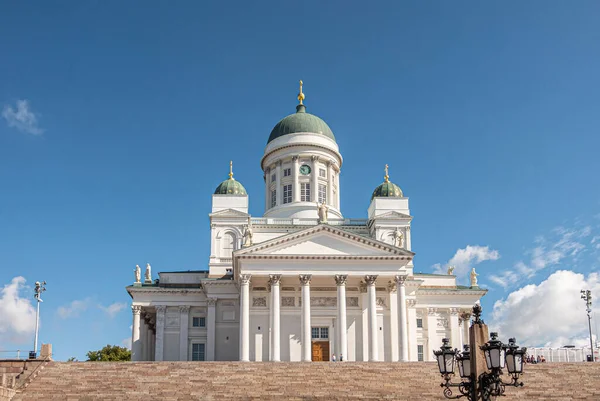 Helsinki Finlandia Lipca 2022 Latarnia Przed Białą Katedrą Błękitnym Niebem — Zdjęcie stockowe