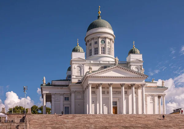 Helsinki Finlandia Lipca 2022 Zbliżenie Białej Katedry Błękitnego Nieba Siedzącej — Zdjęcie stockowe