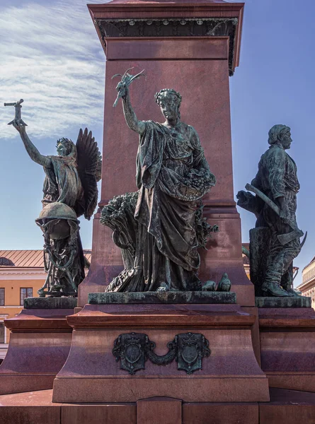 芬兰赫尔辛基 2022年7月19日 俄罗斯沙皇亚历山大二世雕像基座上的和平雕塑关闭 青铜雕像 右作品 — 图库照片