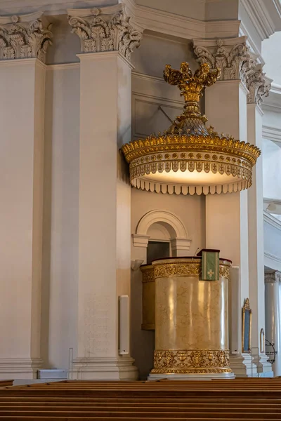 ヘルシンキ フィンランド 2022年7月19日 ベージュの壁と柱に対する黄金の説教壇の閉鎖は非常に彫刻され 装飾されています 大聖堂の中に木製のベンチが並んでいます — ストック写真