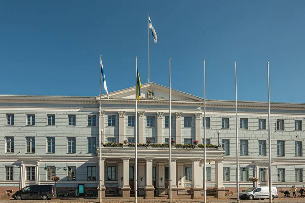 Helsinki Finlandia Luglio 2022 Bandiere Davanti Sopra Beige Stone City — Foto Stock