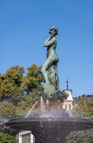芬兰赫尔辛基 2022年7月19日 哈维丝 阿曼达雕像在喷泉中 卡尔廷考平斯基市集广场蓝天下 后面的绿化带 — 图库照片