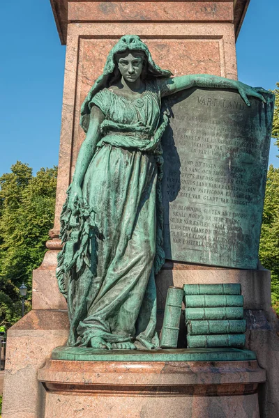 フィンランド ヘルシンキ2022年7月19日 ヨハン ルドヴィグ ルネベリの銅像の下にある 青い空に対する緑のエスプラナディ公園に設置されたフィンランドの乙女像の閉鎖 — ストック写真