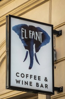 Helsinki, Finlandiya - 19 Temmuz 2022: Katariinankatu Caddesi 'ndeki sarı cepheye karşı girişin üzerindeki beyaz El Fant kahve ve şarap barı ambleminde siyah ve mavinin yakın çekimi 