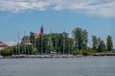 Helsinki, Finlandiya - 19 Temmuz 2022: Klippan Adası 'ndaki Saaristo Restoranı ile Yat Limanı Yeşil ağaçlar ayrılır