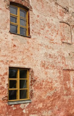 Helsinki, Finlandiya - 19 Temmuz 2022: Suomenlinna Kalesi. Bir kaç pencereli eski kırmızı tuğla ön cephe, kırmızı lekeli bej çimento rengine büründü.