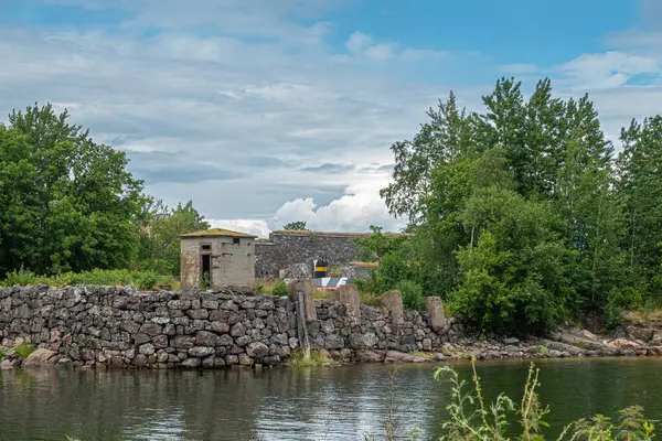 芬兰赫尔辛基 2022年7月19日 Suomenlinna Fortress 在Gyllenborg堡垒外的海上海岸线上 蓝色的云彩下 有一个前置的守卫棚 绿叶环绕 — 图库照片