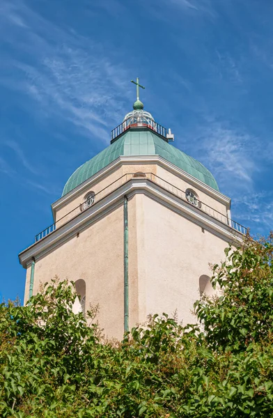 芬兰赫尔辛基 2022年7月19日 Suomenlinna Fortress 蓝云景观下绿树叶上绿色圆顶教堂塔顶的遮挡 — 图库照片