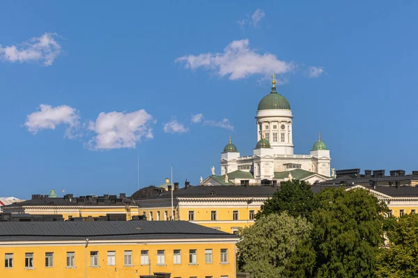 Helsinki Finlandia Lipca 2022 Biała Katedra Zielonymi Kopułami Góruje Nad — Zdjęcie stockowe