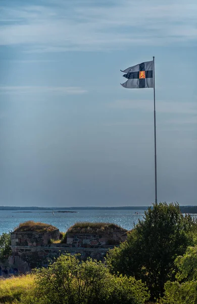 Helsinki Finlandia Julio 2022 Suomenlinna Fortaleza Del Mar Bandera Fortaleza — Foto de Stock