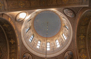 Helsinki, Finlandiya - 20 Temmuz 2022: Uspenski Katedrali. Dikey çekim, merkezi dairesel kubbe yapısına ilahi tavan ve pencerelerle. Dört yay arasındaki köşelerde azizlerin resimleri.