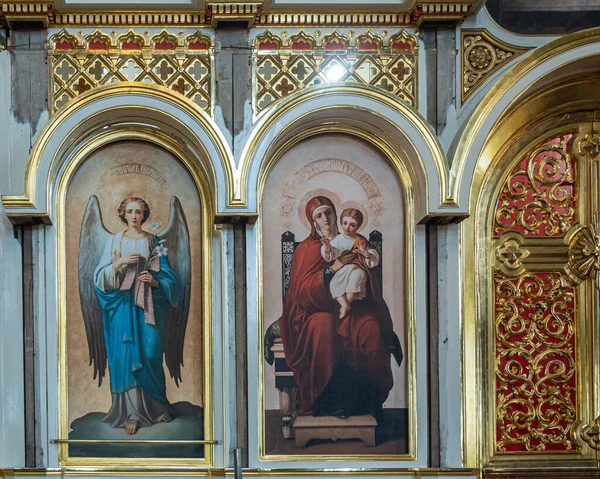 芬兰赫尔辛基 2022年7月20日 乌斯韦尔斯基主教座堂 天使大天使和圣母玛利亚的封印在圣所的修复上 镶嵌在金色的装饰物中 — 图库照片