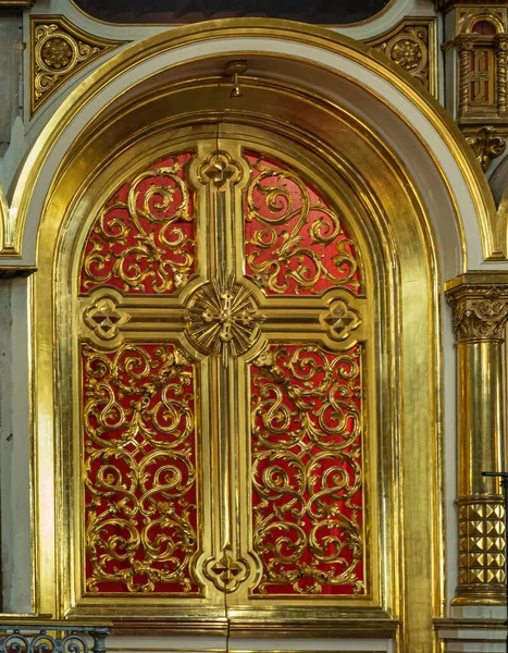 芬兰赫尔辛基 2022年7月20日 乌斯韦尔斯基主教座堂 大门上挂着金黄色的 装饰华丽的十字架 袖口涂满深红色 作为避难所 — 图库照片