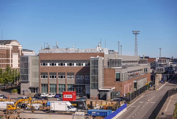 Helsinki, Finlandiya - 20 Temmuz 2022: Tarihi liman. Scandic Marina Kongre Merkezi 'nin kısa tarafı. Mavi gökyüzünün altındaki Katadanokanlaituri caddesi boyunca modern bina. İnşaat işleri önde.