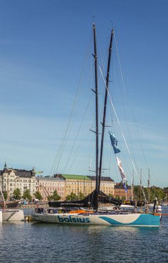 Helsinki, Finlandiya - 20 Temmuz 2022: Pohjoissatama Limanı. Mavi-beyaz uzun Bolsius yelkenli yatı batıda açık mavi gökyüzünün altında ön cephe hizasında.. 