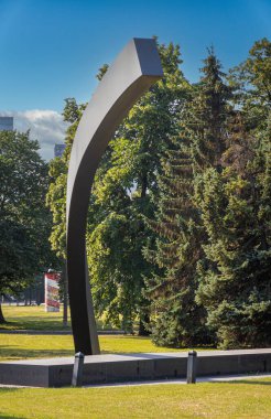 Estonya, Tallinn - 21 Temmuz 2022: Kırık Hat Anıtı, 1994 feribot felaketi anıtı, yeşil Margaret 'in bahçe parkında mavi bulutların altında