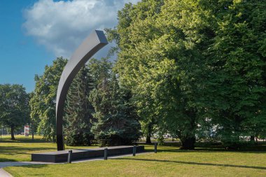 Estonya, Tallinn - 21 Temmuz 2022: Kırık Hat Anıtı, 1994 feribot faciası anıtı, yeşil Margaret 'in bahçe parkında mavi bulutların altında