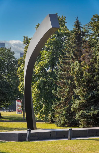 エストニア タリン 2022年7月21日 1994年フェリー災害記念碑 破線記念碑 青い雲の下の緑のマーガレット庭園公園 — ストック写真
