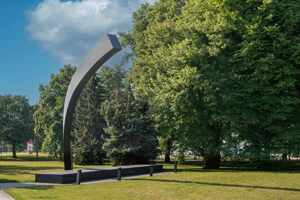 エストニア タリン 2022年7月21日 風景1994年のフェリー災害記念碑である壊れた線記念碑は 青い雲の下の緑のマーガレットの庭園公園で — ストック写真
