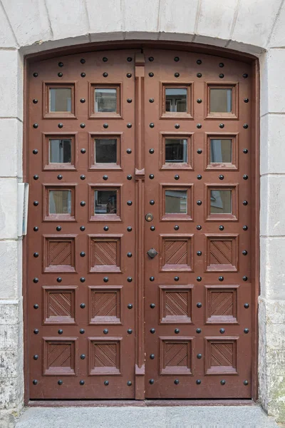 Estland Tallinn Juli 2022 Braune Stilvolle Tür Mit Kleinen Fenstern — Stockfoto