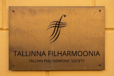 Estonya, Tallinn - 21 Temmuz 2022: Siyahi Başlar Kardeşliği Evi, Pikk 26, Tallinna Filharmoonia giriş işareti. Bina şimdi Kammerorkester tarafından kullanılıyor